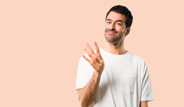 Молодий Чоловік Білою Сорочкою Щасливий Рахуючи Чотири Пальці Ізольованому Тлі — стокове фото