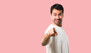 Genç adam beyaz gömlek ile parmak seni işaret izole pembe bir arka plan üzerinde kendine güvenen bir ifade ile