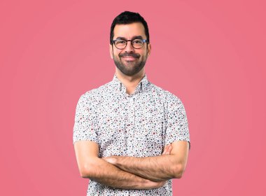 Pembe gözlüklü silah tutmak yakışıklı adam geçti