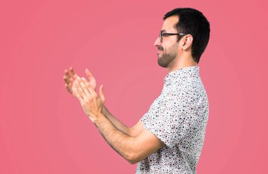 Gözlüklü, pembe arka plan applauding yakışıklı adam