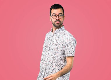 Pembe yürüyüş gözlüklü yakışıklı adam