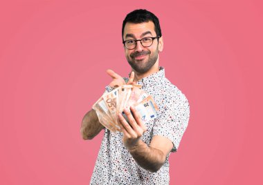 Bir sürü para pembe alarak gözlüklü yakışıklı adam