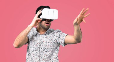 Vr gözlükle pembe gözlüklü yakışıklı adam