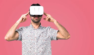 Vr gözlükle pembe gözlüklü yakışıklı adam