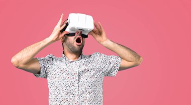 Vr gözlükle pembe gözlüklü yakışıklı adam