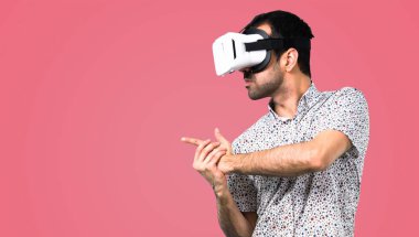 Vr gözlükle pembe gözlüklü yakışıklı adam