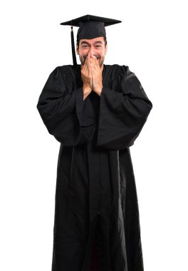 Onun mezuniyet günü Üniversitesi ağız izole beyaz zemin üzerine kapsayan süre çok gülen adam
