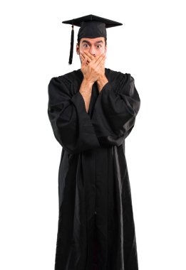 Uygunsuz bir şey söylediğin için her iki el ile ağız kapsayan onun mezuniyet günü üniversite adamı. İzole beyaz zemin üzerine konuşamam