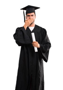 Uygunsuz bir şey söylediğin için el ile ağız kapsayan onun mezuniyet günü üniversite adamı. İzole beyaz zemin üzerine konuşamam