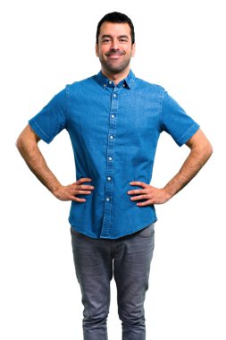 Mavi gömlek arms adlı kalça ile poz ile yakışıklı adam