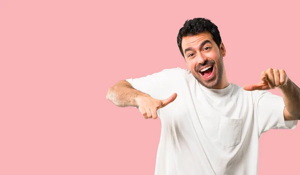 Jonge Man Met Witte Shirt Met Vinger Naar Iemand Wijzen — Stockfoto