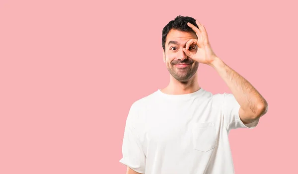 Jovem Com Camisa Branca Faz Engraçado Louco Emoção Rosto Fundo — Fotografia de Stock