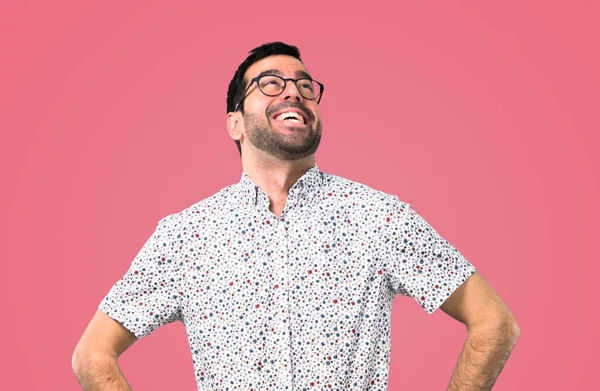 Hombre Guapo Con Gafas Posando Con Los Brazos Cadera Sobre — Foto de Stock