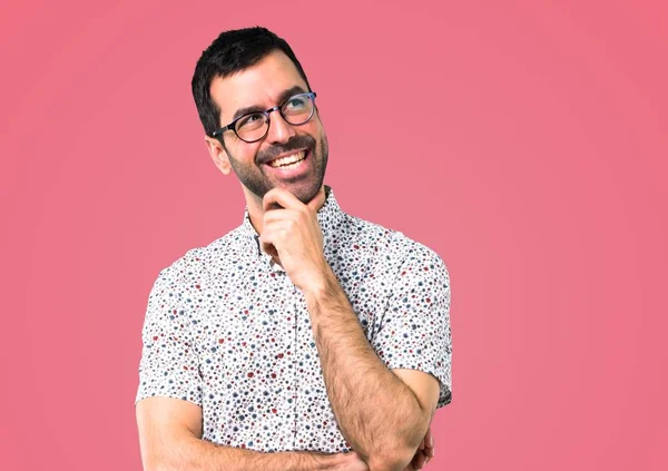 Schöner Mann Mit Brille Steht Und Denkt Eine Idee Auf — Stockfoto
