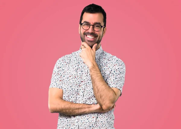 Schöner Mann Mit Brille Lachend Auf Rosa Hintergrund — Stockfoto
