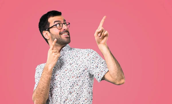 Красивый Человек Очках Указывая Указательным Пальцем Отличная Идея Розовом Фоне — стоковое фото
