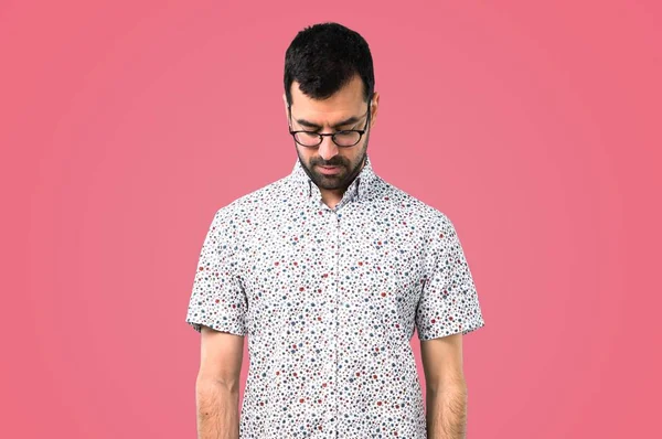 Hombre Guapo Con Gafas Pie Mirando Hacia Abajo Sobre Fondo — Foto de Stock