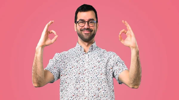 Όμορφος Άνδρας Γυαλιά Που Δείχνει Μια Εντάξει Πινακίδα Δάχτυλα Ροζ — Φωτογραφία Αρχείου