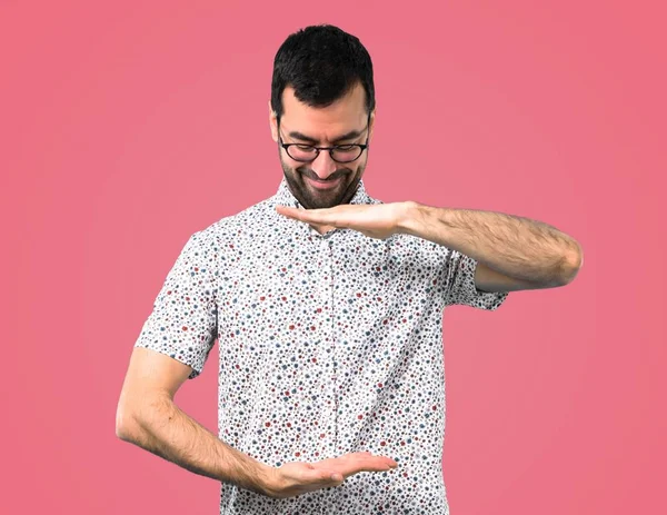 Schöner Mann Mit Brille Der Imaginäre Kopien Auf Der Handfläche — Stockfoto