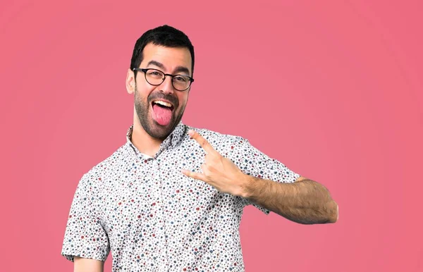 Hombre Guapo Con Gafas Que Muestran Lengua Cámara Con Mirada — Foto de Stock