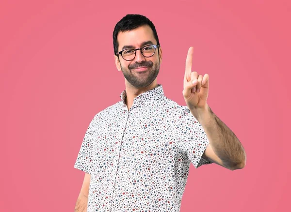 Hombre Guapo Con Gafas Contando Cartel Número Uno Sobre Fondo —  Fotos de Stock