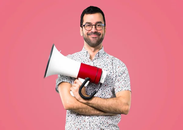 Bonito Homem Com Óculos Segurando Megafone Fundo Rosa — Fotografia de Stock