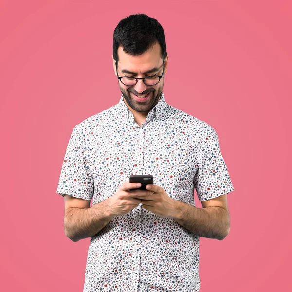 Schöner Mann Mit Brille Gespräch Mit Handy Auf Rosa Hintergrund — Stockfoto