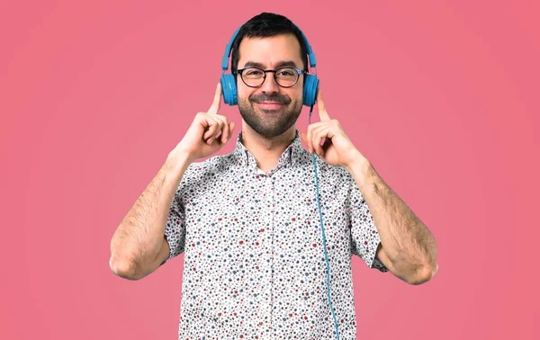 Knappe Man Met Bril Luisteren Van Muziek Roze Achtergrond — Stockfoto