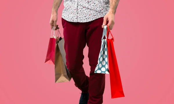 Schöner Mann Mit Brille Mit Einkaufstasche Auf Rosa Hintergrund — Stockfoto