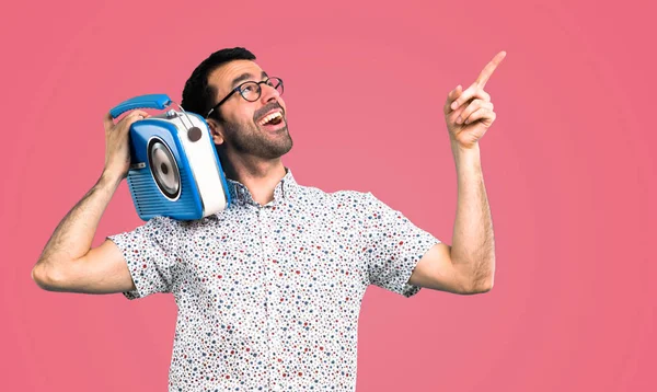 Bello Uomo Con Gli Occhiali Che Tiene Una Radio Sfondo — Foto Stock