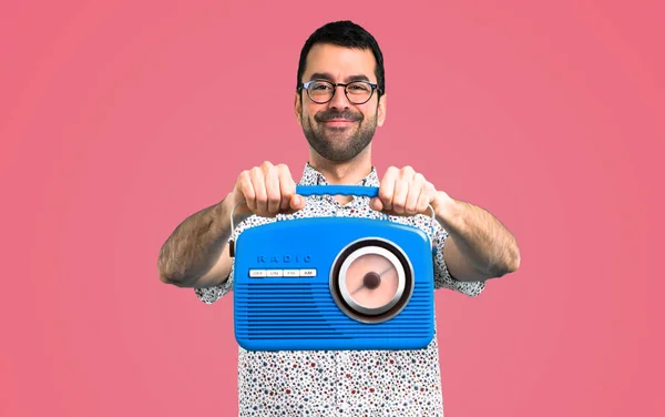 Bello Uomo Con Gli Occhiali Che Tiene Una Radio Sfondo — Foto Stock