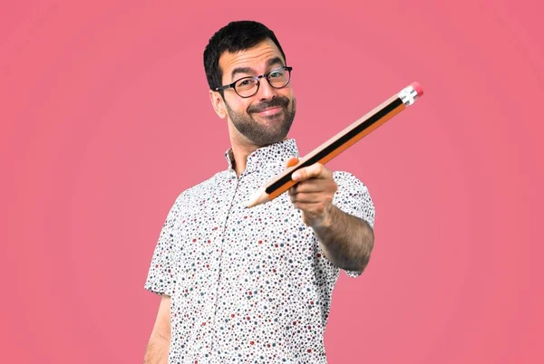 Gözlüklü Pembe Arka Plan Büyük Bir Kalem Tutan Yakışıklı Adam — Stok fotoğraf