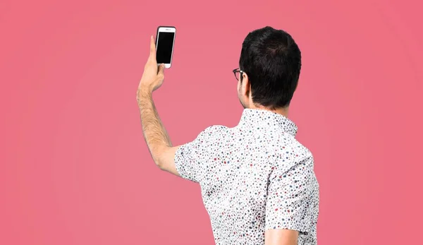 Stilig Man Med Glasögon Gör Selfie Rosa Bakgrund — Stockfoto