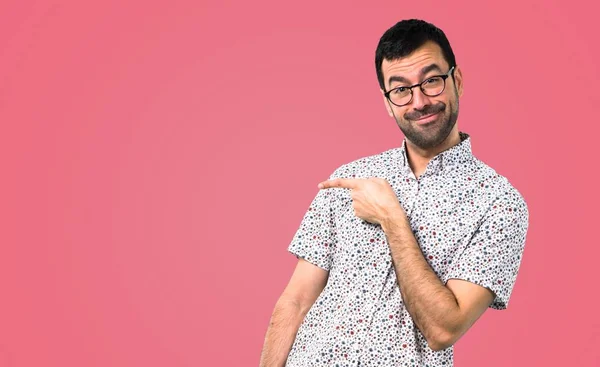 Bel Homme Avec Des Lunettes Pointant Vers Côté Sur Fond — Photo