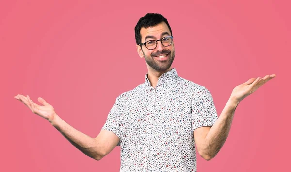 Hombre Guapo Feliz Con Gafas Sobre Fondo Rosa —  Fotos de Stock