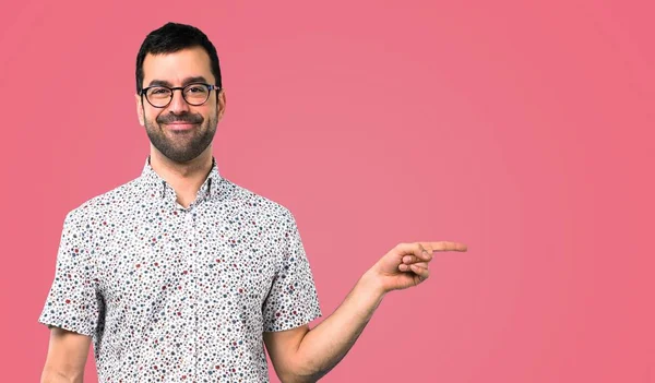 Bonito Homem Com Óculos Apontando Para Lado Fundo Rosa — Fotografia de Stock