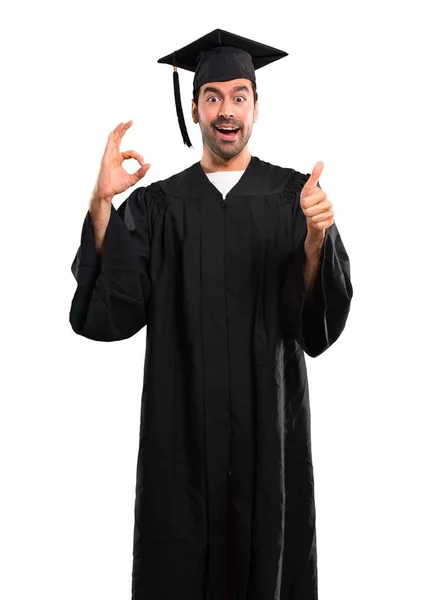 Onun Mezuniyet Günü Üniversite Parmaklar Işaretiyle Gösterilen Izole Beyaz Arka — Stok fotoğraf