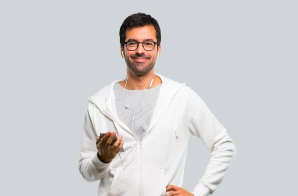 Hombre Con Gafas Escuchando Música Posando Con Los Brazos Cadera — Foto de Stock