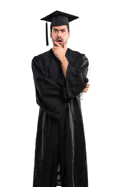 在毕业日的时候 男人在大学里惊讶和震惊 同时看起来是对的 表现性的面部情绪 — 图库照片