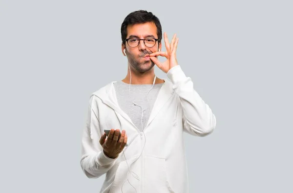 Hombre Con Gafas Escuchando Música Mostrando Signo Cerrar Boca Gesto — Foto de Stock