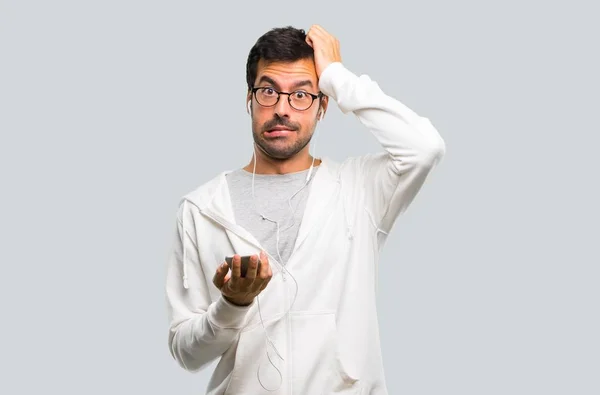 Hombre Con Gafas Escuchando Música Con Expresión Frustración Comprensión Gestos —  Fotos de Stock