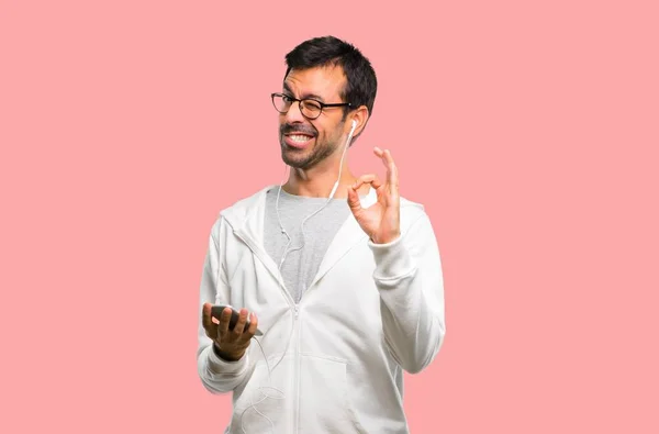 Hombre Con Gafas Escuchando Música Mostrando Signo Con Los Dedos —  Fotos de Stock