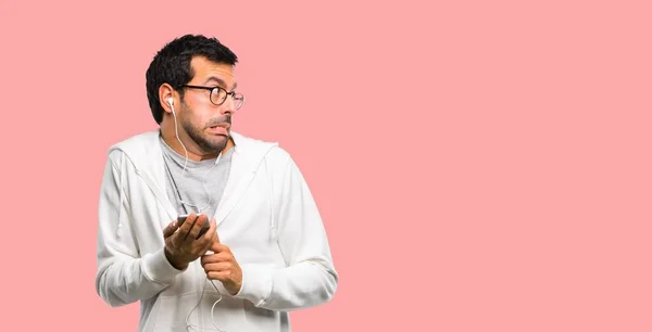 Hombre Con Gafas Escuchar Música Poco Nervioso Asustado Presionando Los —  Fotos de Stock