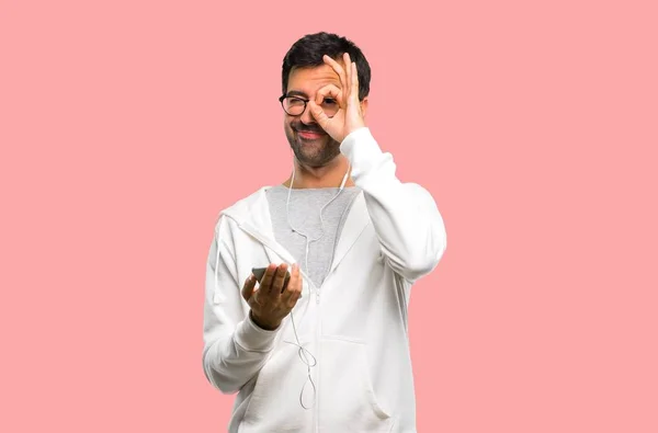 Adam Gözlük Dinleme Müzik Yapar Komik Çılgın Yüz Duygu Pembe — Stok fotoğraf