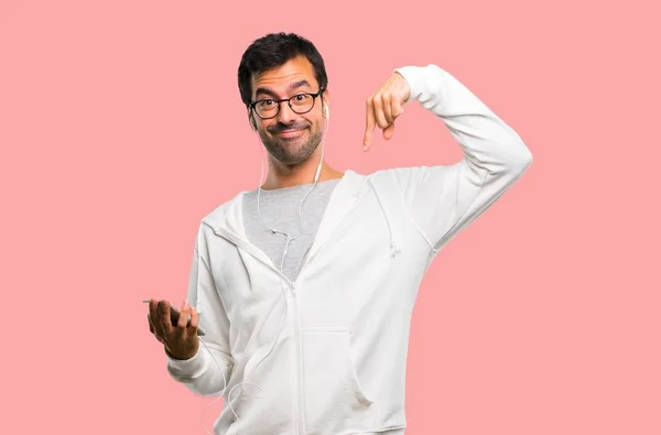 Mann Mit Brille Und Musik Hörend Die Mit Den Fingern — Stockfoto