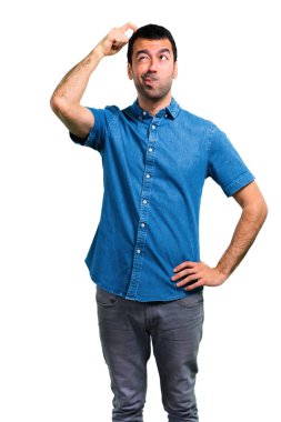 Yakışıklı adam mavi gömlek şüpheleri ve karıştırmayın yüz ifadesi ile