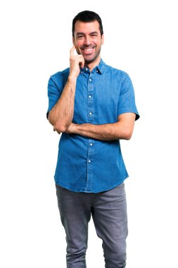 Mavi gömlek gülüyor ile yakışıklı adam