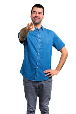 Mavi gömlek ile yakışıklı adam seni parmak işaret