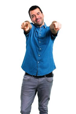 Mavi gömlek ile yakışıklı adam seni parmak işaret