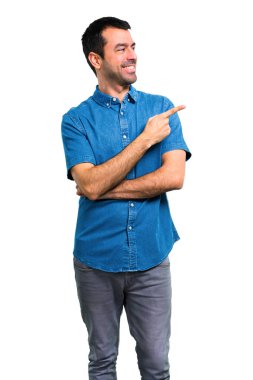 Parmak tarafına işaret ve bir ürün sunma mavi gömlek ile yakışıklı adam